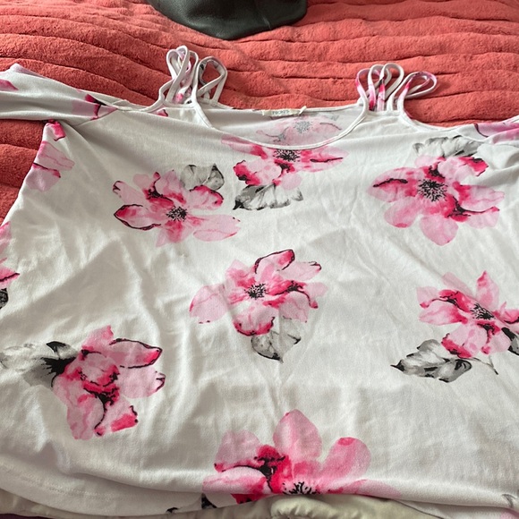 Very pretty just to big top with opening in shoulders and strings at the top - Picture 1 of 3